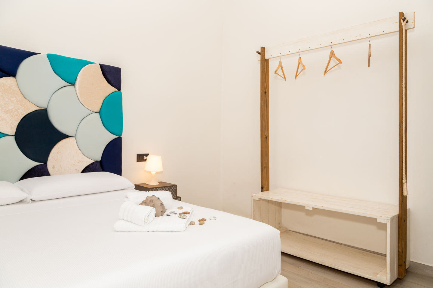 letto arredamento e attaccapanni